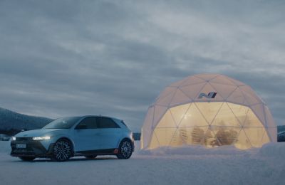 Experimento Hyundai IONIQ 5 N y coche con tienda de campaña 01 180424