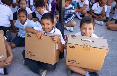 Contecon Manzanillo entregó equipamiento a instituciones educativas de nivel básico de Cuyutlán, Armería, para fortalecer el desarrollo educativo en la comunidad. 01 060524