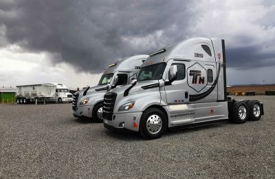 Euro Centro Camionero entrega unidades Cascadia para Transportes Especializados Navarro
