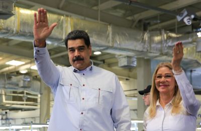 Fotografía cedida por Prensa Miraflores donde se observa al presidente venezolano, Nicolás Maduro (i), junto a su esposa, Cilia, Flores (d), en un acto de gobierno el miércoles en Valencia, estado Carabobo (Venezuela).