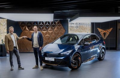 Marc ter Stegen descubre el Cupra Born, su primer coche eléctrico