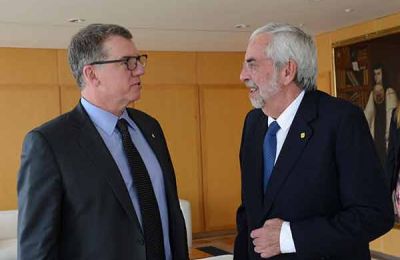 El presidente de la Universidad de Alberta, David H. Turpin, y el rector de la UNAM, Enrique Graue Wiechers. 