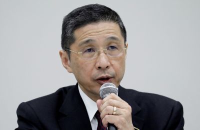 El presidente y director ejecutivo de Nissan Motor, Hiroto Saikawa, ofrece declaraciones a los medios en Yokohama, Japón. EFE/Archivo