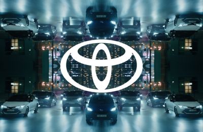 Toyota introduce su nuevo diseño de marca en Europa con una versión revisada de su logotipo y su tipografía, que se utiliza en todas las comunicaciones. 