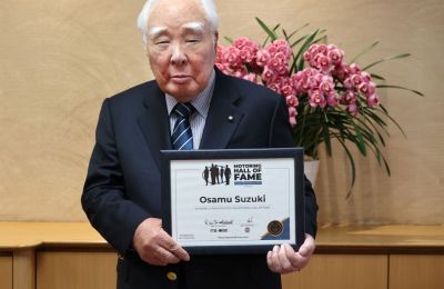 Osamu Suzuki y el Salón de la Fama del Automovilismo 01 201223