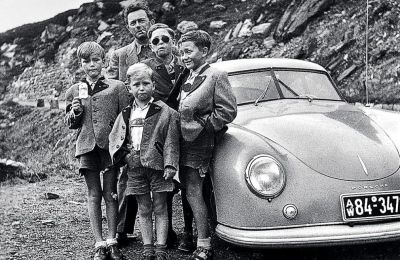 1950. Wolfgang Porsche (delante) a los siete años delante de un 356 Coupé, con su padre ‘Ferry’ y sus hermanos Hans-Peter (izquierda), Gerhard (derecha) y Ferdinand Alexander (con lentes de sol)