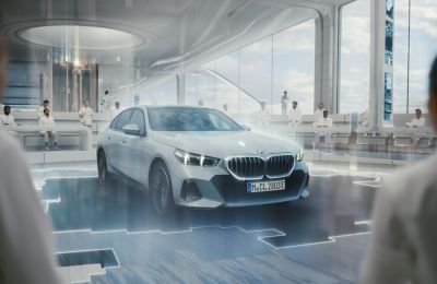 BMW presenta campaña de publicidad “Ángeles de la Guarda” para acompañar el lanzamiento mundial del nuevo BMW Serie 5 y del primer BMW i5. 01 191023