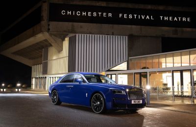 Rolls-Royce Ghost junto al Chichester Festival Theatre 01 111223