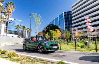 MINI John Cooper Works Convertible: desempeño de punta y 360 grados de libertad bajo el cielo azul 01270525