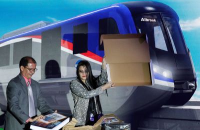 Autoridades del Metro de Panamá abren los sobres con las propuestas durante el acto de presentación de los resultados de evaluación de propuestas técnicas y apertura de propuestas económicas para el proyecto de la Línea 3.