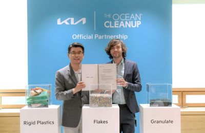 (izquierda) Ho Sung Song, presidente y director ejecutivo de Kia Corporation (derecha) Boyan Slat, fundador y director ejecutivo de The Ocean Cleanup.