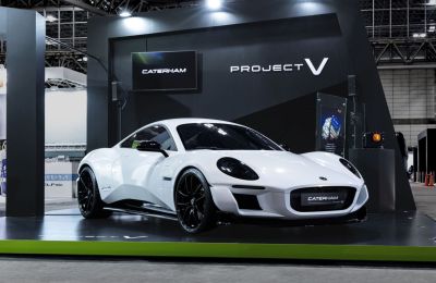 Caterham presenta un nuevo coupé deportivo eléctrico impulsado por la tecnología de batería de enfriamiento por inmersión de XING Mobility en el Salón del Automóvil de Tokio 2025 01100125