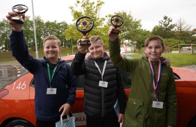 La foto muestra a los finalistas del primer segundo y tercer puesto en la categoría de edad de 10 a 13 años en la final del Young Driver Challenge 2021