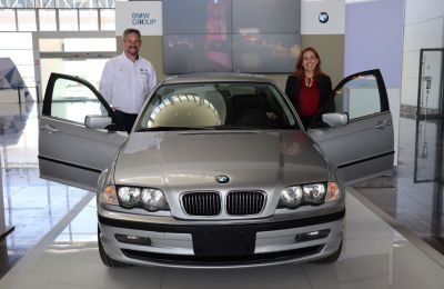 Harald Gottsche, Presidente y Director General de BMW Group Planta San Luis Potosí, Franky,  el BMW Serie 3 y Maru Escobedo, CEO de BMW Group México 01 111022