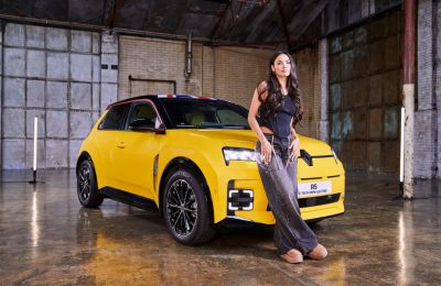 La icónica cantante británica de R&B Sinéad Harnett graba la primera canción usando un automóvil, impulsado por el innovador Renault 5 E-Tech eléctrico 01271124