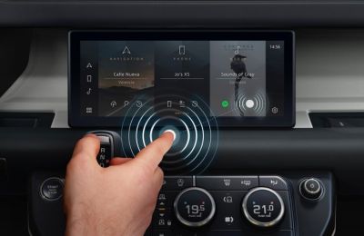 JAGUAR LAND ROVER DESARROLLA UNA PANTALLA TÁCTIL CON TECNOLOGÍA CONTACTLESS PARA EVITAR BACTERIAS Y VIRUS