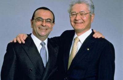 El CEO de Renault, Louis Schweitzer (a la derecha) estrecha manos con Yoshikazu Hanawa, presidente de Nissan Motor Corporation, durante el anuncio de la asociación entre los dos fabricantes de vehículos.