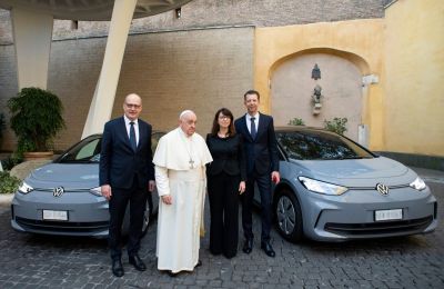 Entrega de vehículos en el Vaticano 01 221123