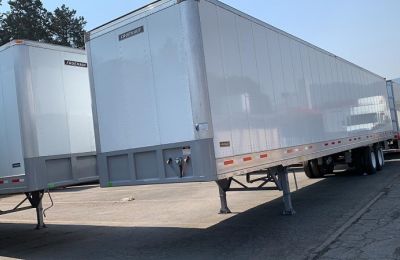 FRUEHAUF entrega 120 cajas secas a Super Transporte Internacional (STI) 