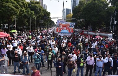 Los integrantes del Movimiento Nacional Taxista que se movilizaron de la Ciudad de México, Estado de México y estados circunvecinos.