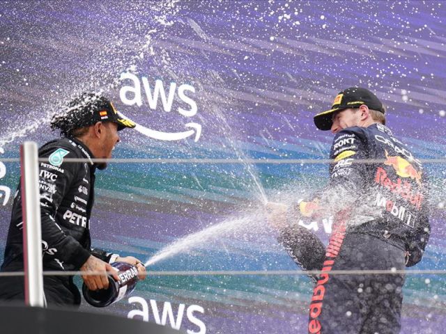 El piloto neerlandés de Red Bull, Max Verstappen, y el británico de Mercedes, Lewis Hamilton (i), en el podio del Gran Premio de España de Fórmula Uno, que se ha disputado este domingo en el Circuito de Barcelona-Catalunya EFE/Siu Wu