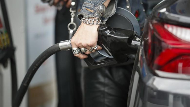 Una persona abastece de gasolina su carro en una estación de servicio en Los Ángeles, California (EE.UU.), en una fotografía de archivo. EFE/Caroline Brehman 01 230323