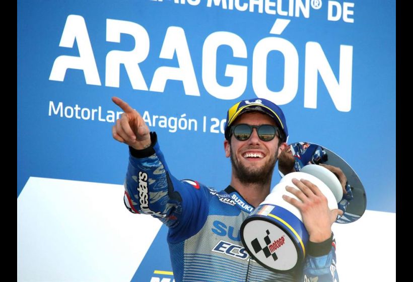 El piloto Alex Rins (Team SUZUKI ECSTAR) en el podium tras ganar la final de MotoGP celebrada en el circuito turolense de Motorland Alcañiz en Teruel. 