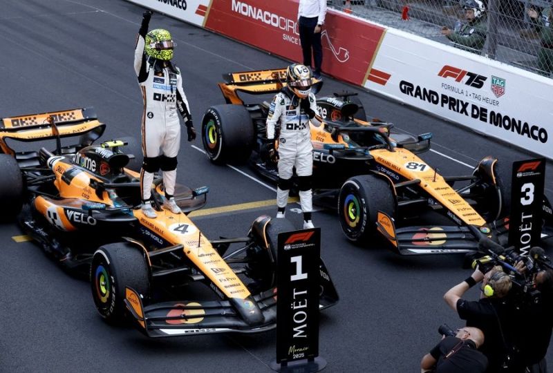 El piloto de McLaren Lando Norris celebra la victoria en el Gran Premio de Mónaco. EFE/EPA/YOAN VALAT 01250525