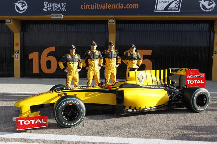 Robert Kubica, Vitaly Petrov, Jerome d'Ambrosio y Ho-Pin Tung junto al Renault R30.