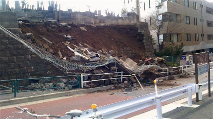 Un muro de Tokio, derruido a causa del terremoto que sacudió hoy la costa noreste de Japón, con una magnitud de 8.9 grados en la escala de Ritcher, que ha provocado una alerta de tsunami.