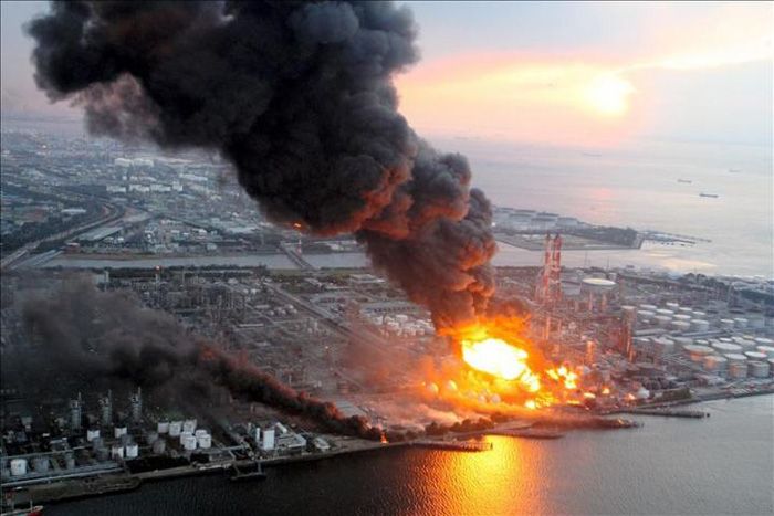 Foto de la gran refinería en la provincia de Chiba, Japón, donde se produjo una fuerte explosión unas horas después del sismo de 8.9 grados en la escala abierta de Richter que sacudió Japón, hoy, viernes, 11 de marzo de 2011.