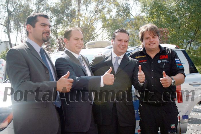 (I-D) Mariano Ecija, Relaciones Públicas de VW; Armando Ibarrarán, líder de Mercadotecnia de 3M; Alejandro Moreno, director general Continental Tire de México y Rainer Zietlow, piloto.