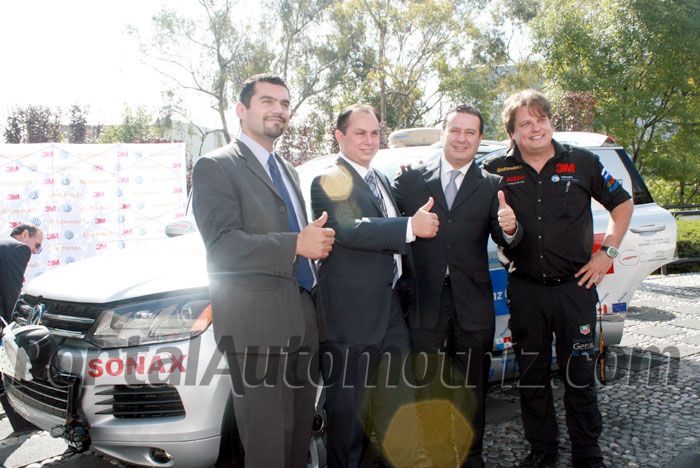 (I-D) Mariano Ecija, Relaciones Públicas de VW; Armando Ibarrarán, líder de Mercadotecnia de 3M; Alejandro Moreno, director general Continental Tire de México y Rainer Zietlow, piloto.