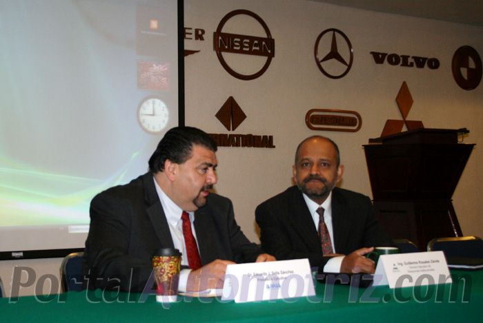 Eduardo Solís Sánchez, presidente de la Asociación Mexicana de la Industria Automotriz (AMIA), y Guillermo Rosales Zárate, director ejecutivo de la Asociación Mexicana de Distribuidores de Automotores (AMDA).