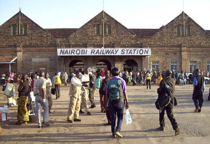 Varios pasajeros se dirigen a la entrada del "Tren Lunático" en la estación de Nairobi.