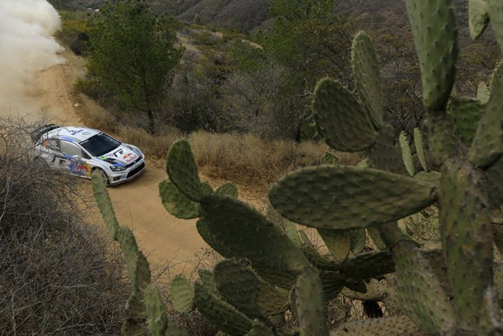 El piloto francés Sebastien Ogier conduce su Wolkswagen Polo WRC, durante el segundo día del Campeonato Mundial de Rally en León, México.