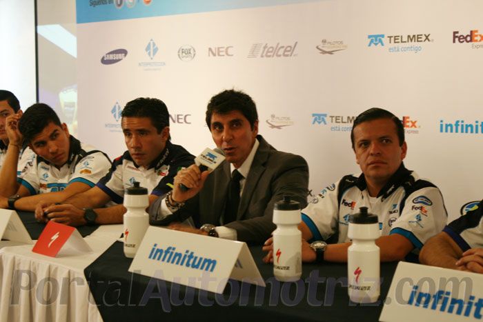 Al micrófono, Jimmy Morales, director del equipo