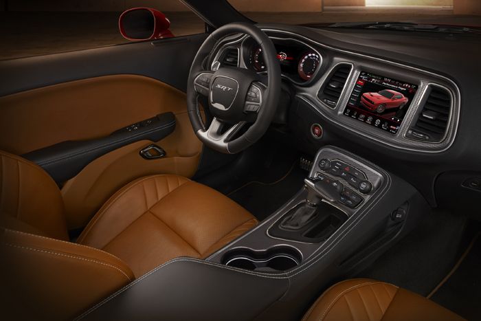 Dodge Challenger SRT Hellcat.