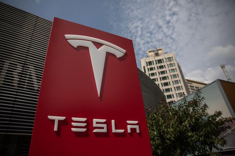 Vista del logotipo de la compañía estadounidense Tesla, en una fotografía de archivo. EFE/Roman Pilipey 01 010323