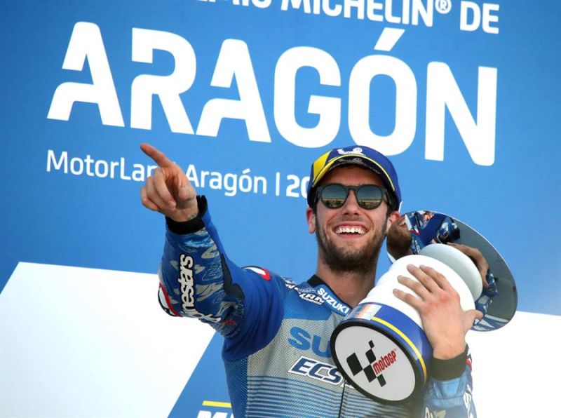 El piloto Alex Rins (Team SUZUKI ECSTAR) en el podium tras ganar la final de MotoGP celebrada en el circuito turolense de Motorland Alcañiz en Teruel. 