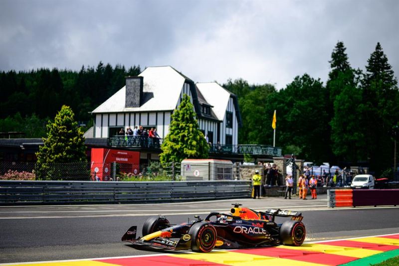 Stavelot (Bélgica), 29/07/2023.- Max Verstappen (Red Bull Racing), líder destacado del campeonato, durante el 'sprint-shootout' del Gran Premio de Bélgica, el duodécimo del Mundial de F1, en el circuito de Spa-Francorchamps. EFE/EPA/CHRISTIAN BRUNA 01 290