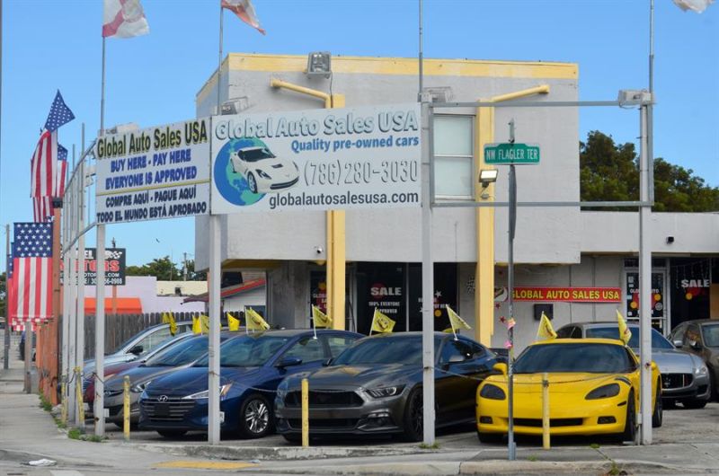 Vista de un negocio de venta de autos usados en Miami, Florida, en una fotografía de archivo.