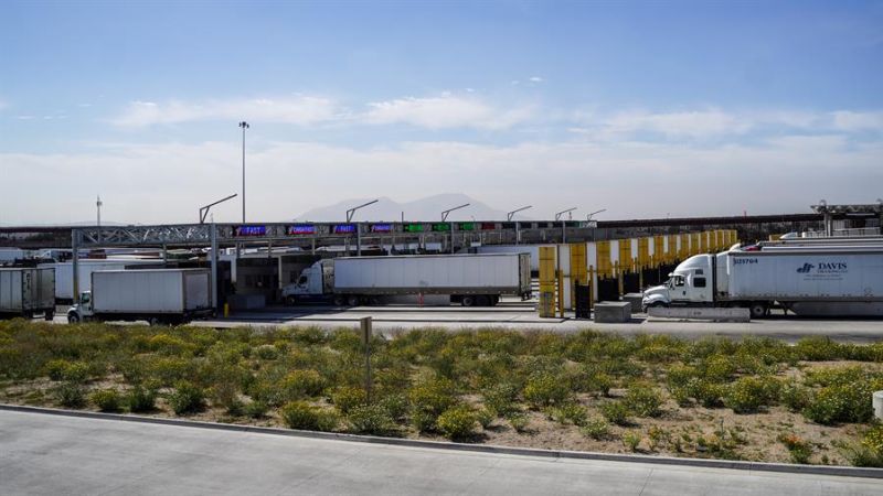  Vista de las nuevas puertas de inspección para camiones inaugurada hoy en el puerto de entrada comercial de Otay Mesa, en San Diego, California (EE.UU.). 