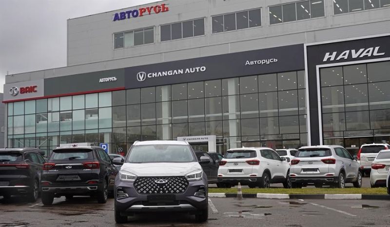 Fotografía de archivo en donde autos de Chery se exhiben frente a las tiendas de marcas de automóviles chinas. EFE/MAXIM SHIPENKOV 01080125