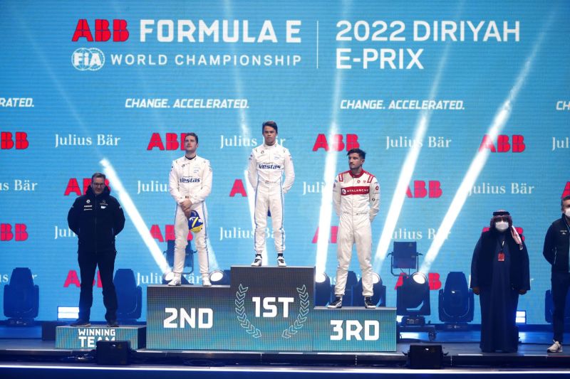 El actual campeón Nyck de Vries lideró el uno-dos de Mercedes-EQ en la primera ronda del ABB FIA Formula E 2021/22 en Diriyah, Arabia Saudita, con Stoffel Vandoorne en segundo y Jake Dennis (Avalanche Andretti) en tercero.