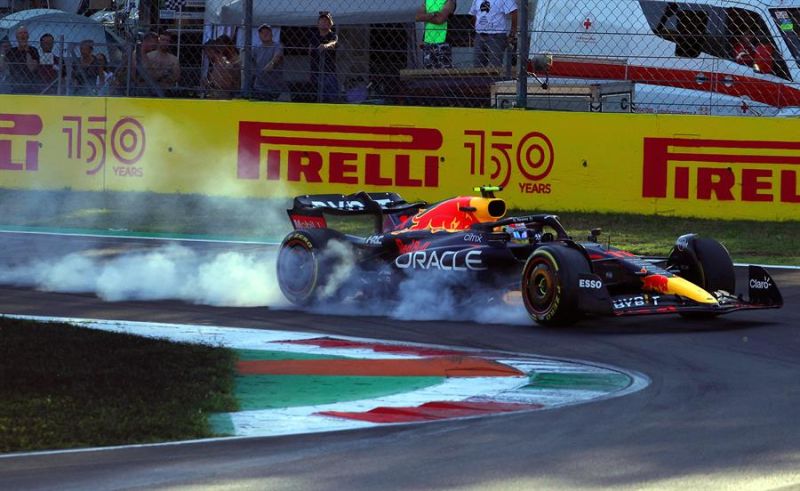 El piloto mexicano Sergio Perez (Red Bull Racing) durante los entrenamientos del GP de Italia de Fórmula Uno en Monza 01 100909