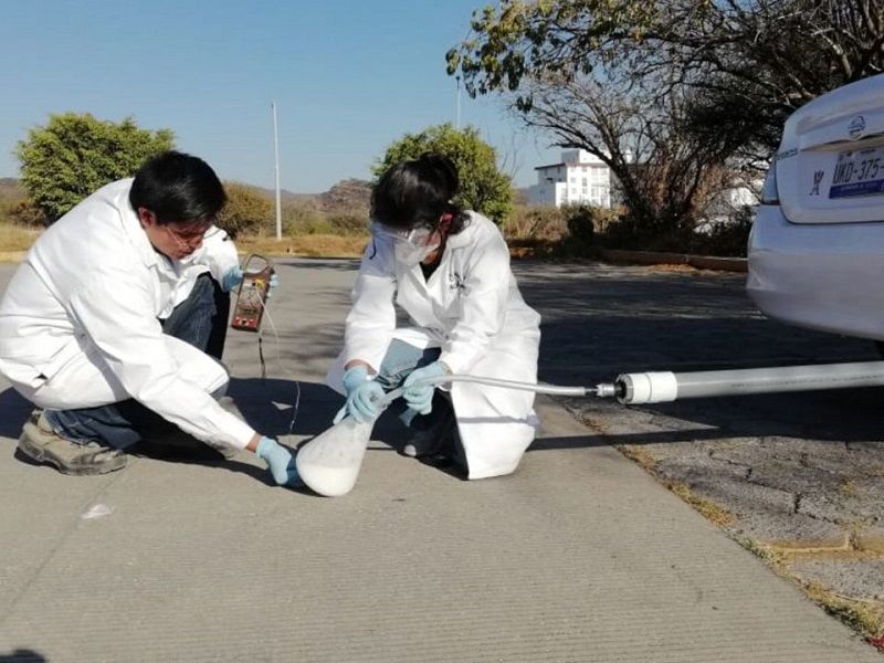 Un estudiante de la UNAM desarrolló prototipo para autos que convierte las emisiones contaminantes en gases innocuos y sales a través de una solución química y distintos mecanismos.