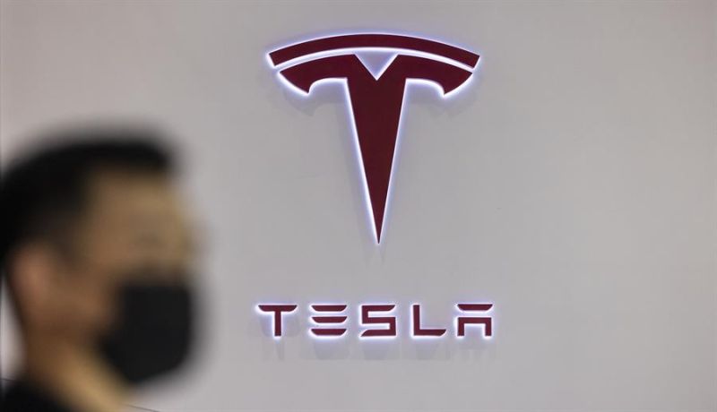Fotografía de archivo del logo de Tesla.  01 071122