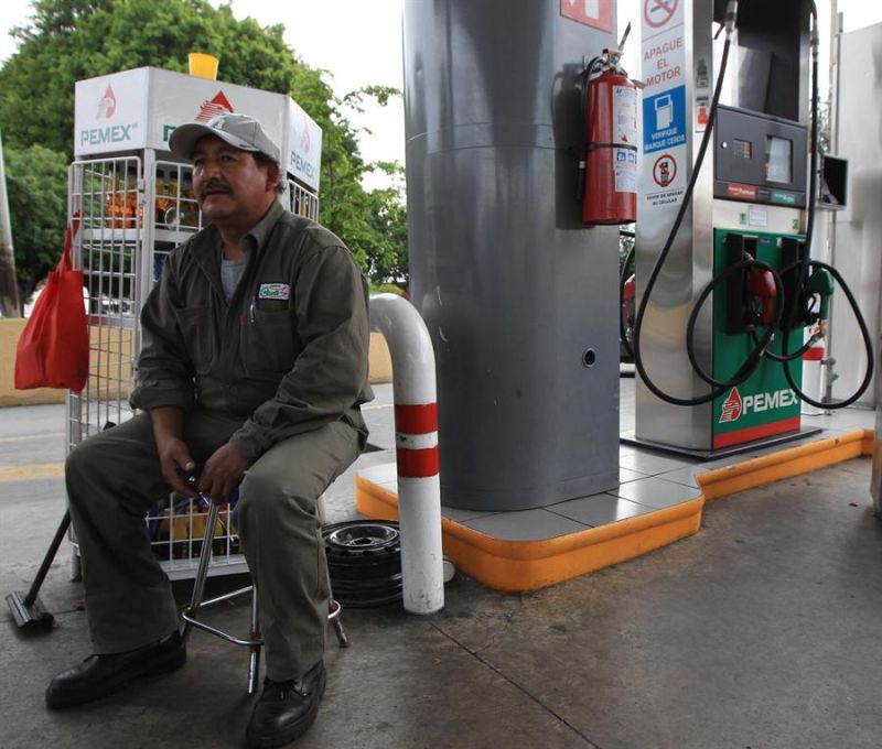 Un trabajador de una gasolinera de la empresa estatal Petróleos Mexicanos (Pemex) espera la llegada de consumidor hoy, jueves 2 de julio de 2015, en la ciudad mexicana de Guadalajara. 