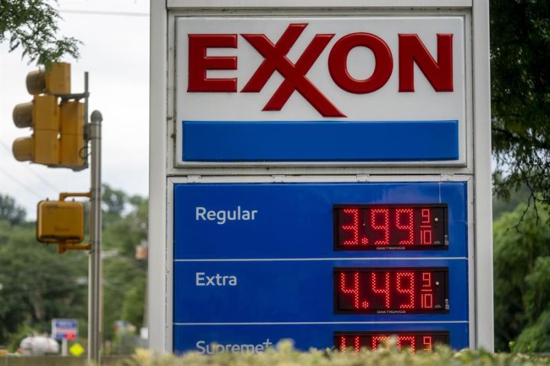 Vista de una estación de servicio de Exxon Mobil en Arlington, Virginia (EE.UU.), en una fotografía de archivo. 01 281022